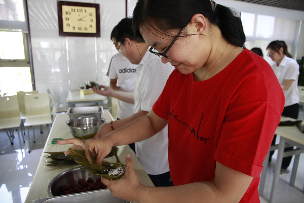 “玉粽飄香迎端午?水潤(rùn)萬物一家親”